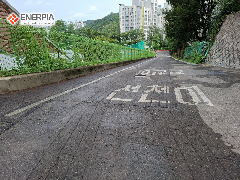 신연중학교 체육관 및 운동장 진입로 경사면 열선 설치