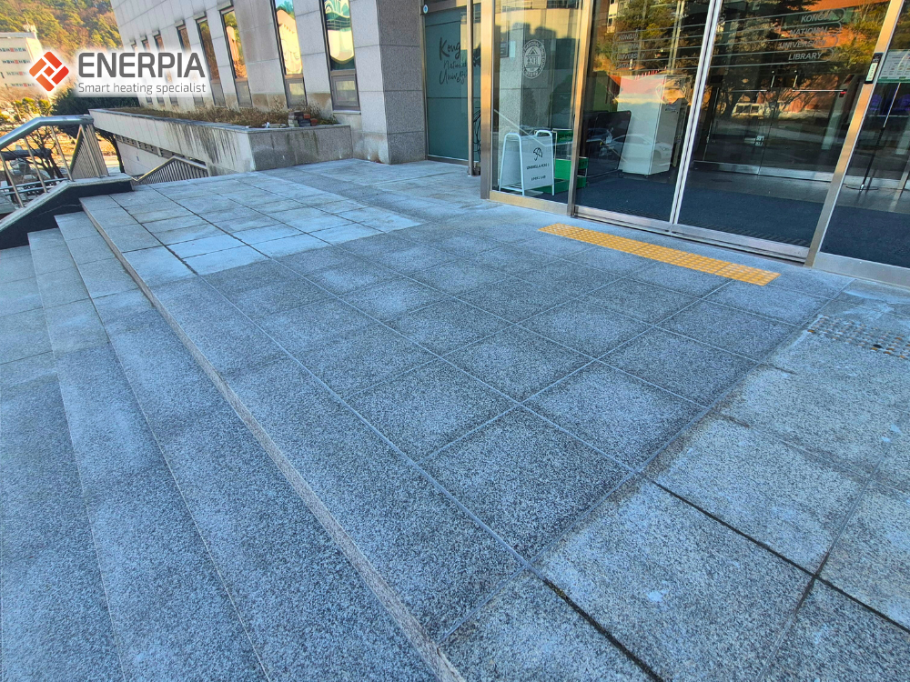 국립공주대학교 중앙도서관 계단 및 휠체어 슬로프 스노우멜팅 설치