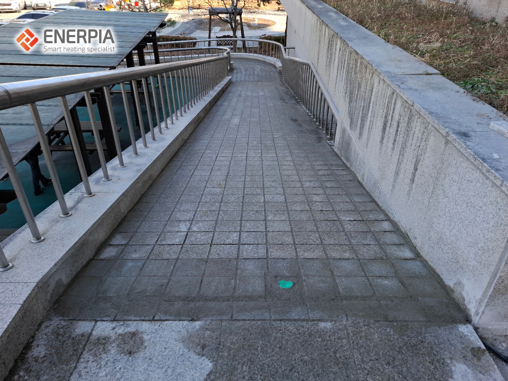 국립공주대학교 중앙도서관 계단 및 휠체어 슬로프 스노우멜팅 설치