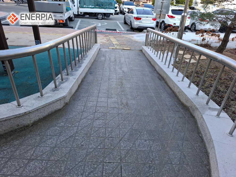 국립공주대학교 중앙도서관 계단 및 휠체어 슬로프 스노우멜팅 설치